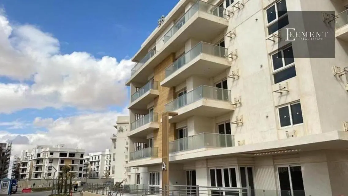 شقة مذهلة بمساحة 155 متر مع شرفة ومسبح مشترك