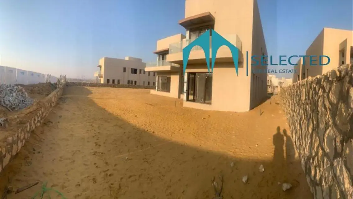 Luxury Apartment Overlooking Lakes with Premium Amenities