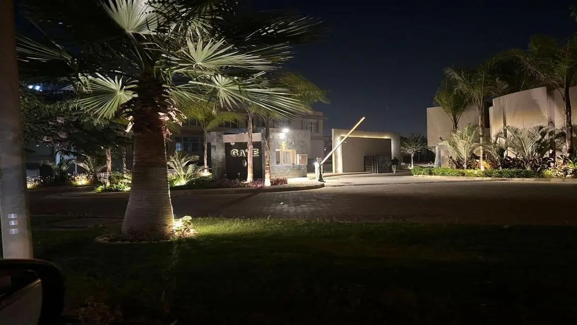 شقة فاخرة مع موقف مغطى في قلب المدينة