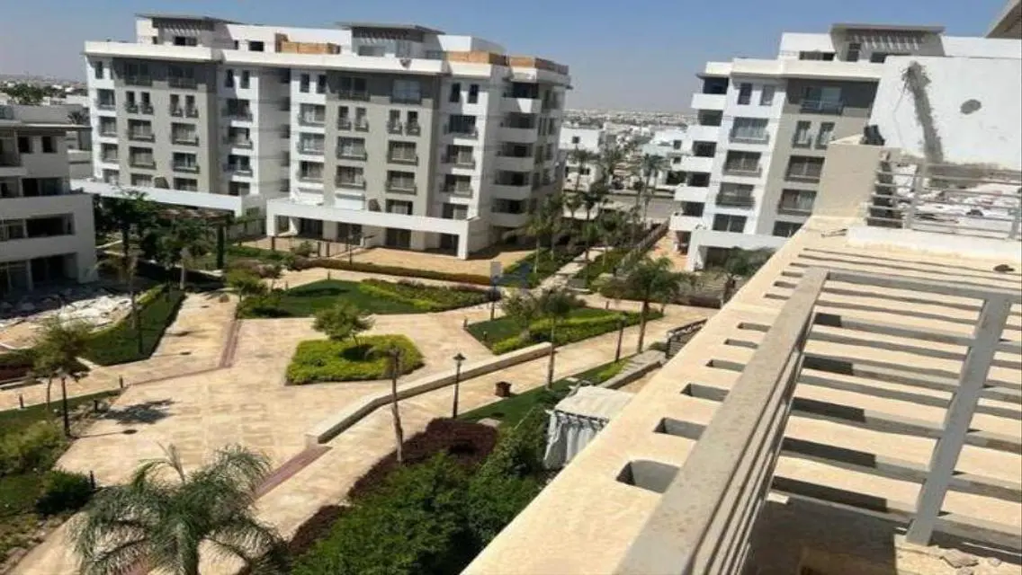 Luxury Apartment in Hyde Park with Lake View