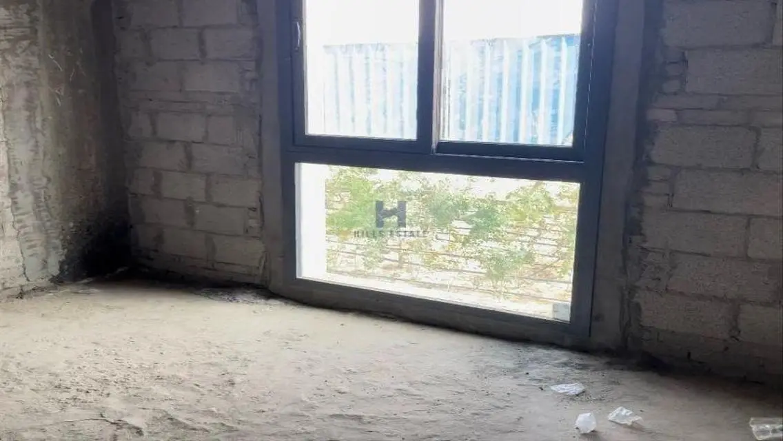 فيلا فاخرة مع إطلالة رائعة وساحة خاصة للبيع