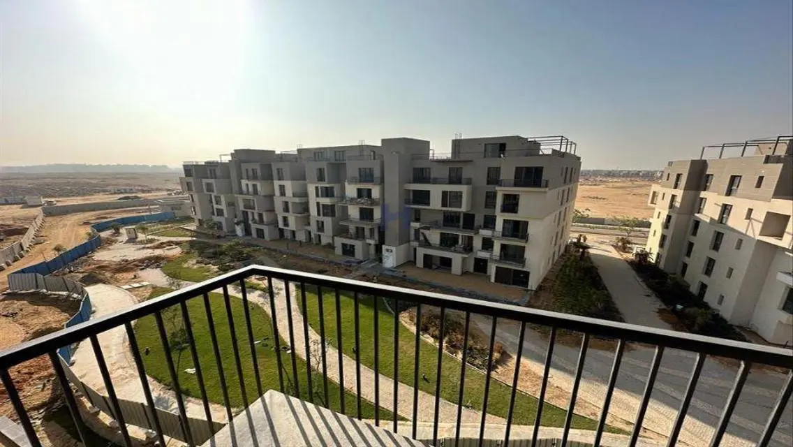 فيلا فاخرة مع إطلالة رائعة وساحة خاصة للبيع