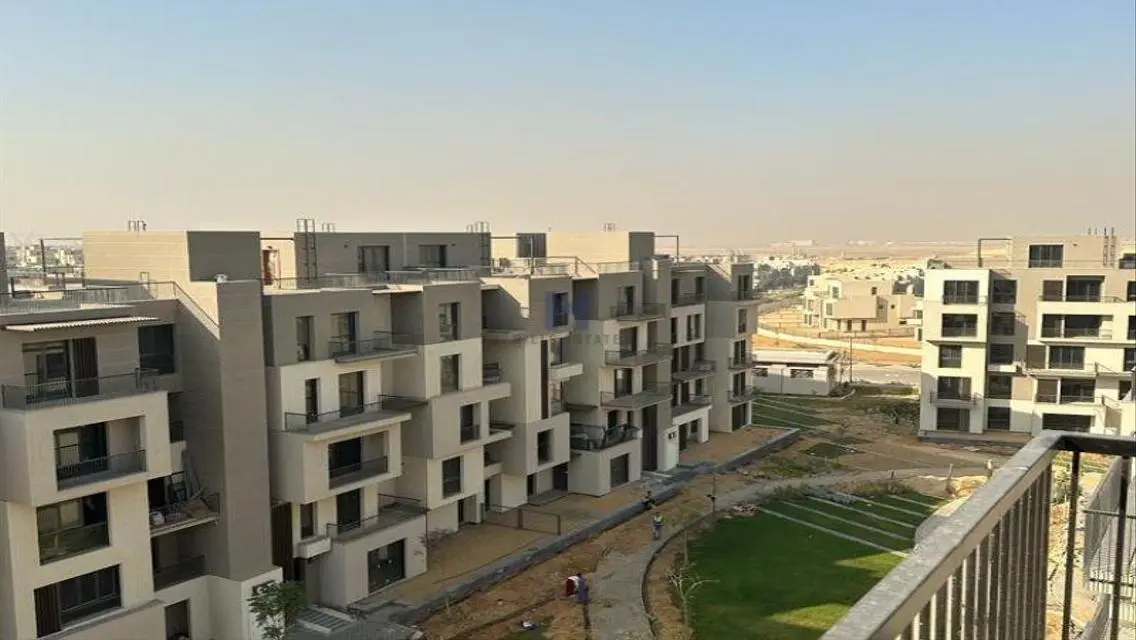 فيلا فاخرة مع إطلالة رائعة وساحة خاصة للبيع
