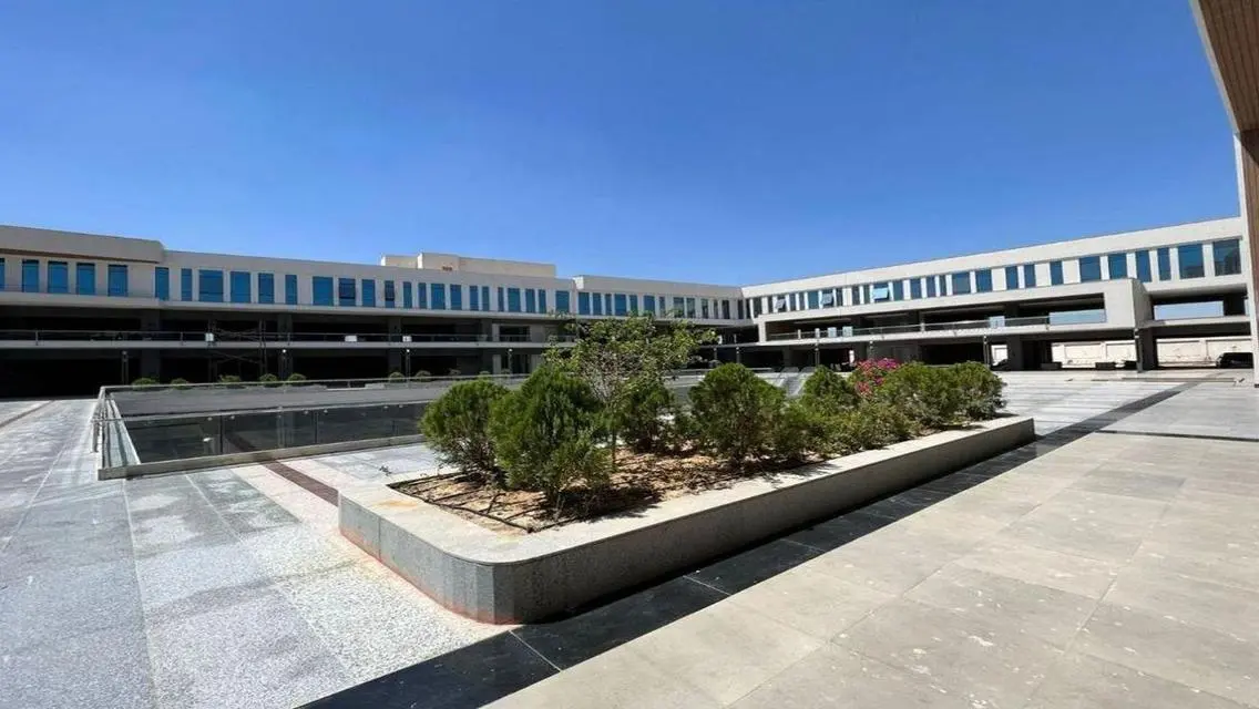 Modern Commercial Property in a Complete Complex