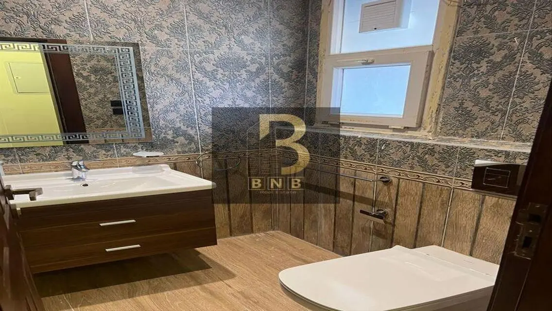 شقة فاخرة للبيع بتصميم عصري في موقع متميز