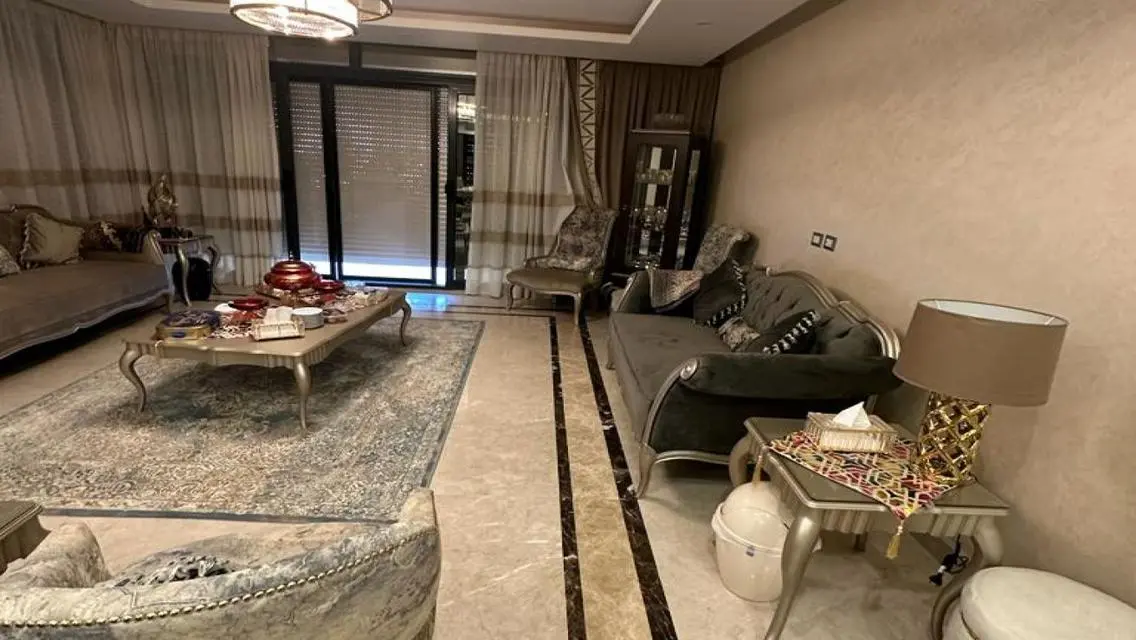فيلا فاخرة للبيع بمساحة واسعة
