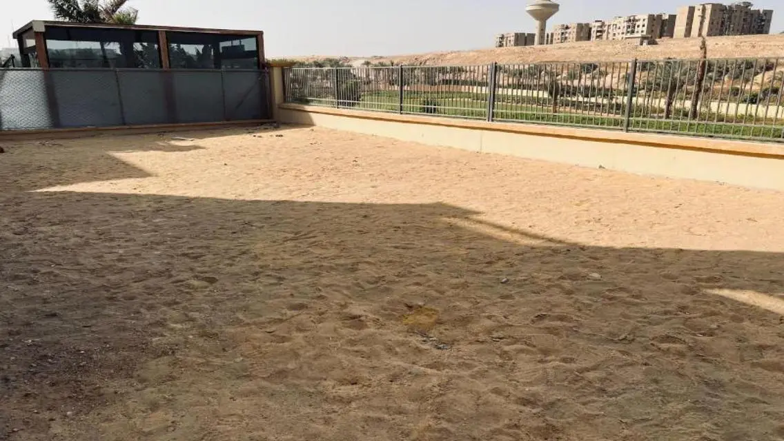 فيلا فاخرة للبيع بمساحة 1300 متر مع مسبح خاص وحديقة