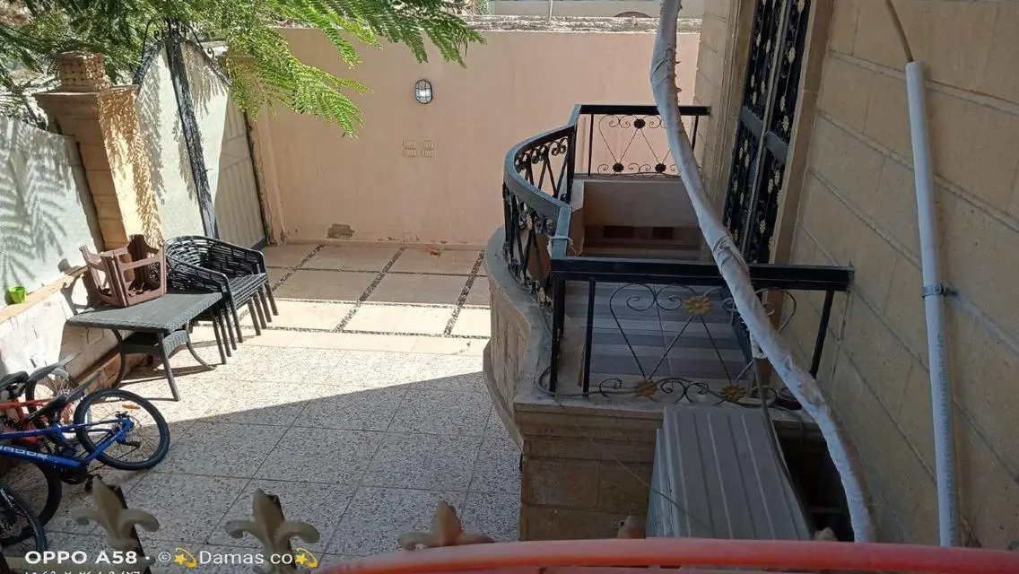 فيلا فاخرة بأربعة غرف نوم للبيع