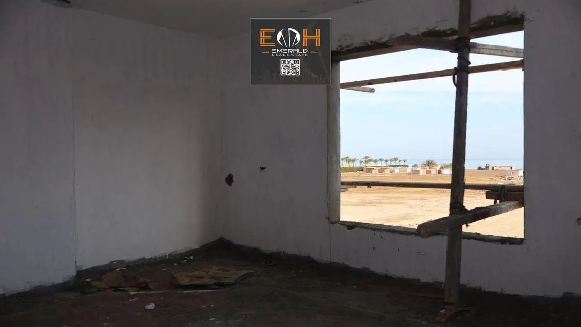 Stunning Beachfront Bungalow with 1320 m² in Cave Beach