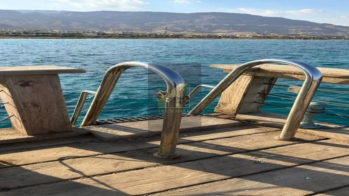فيلا فاخرة للبيع بالقرب من البحيرات