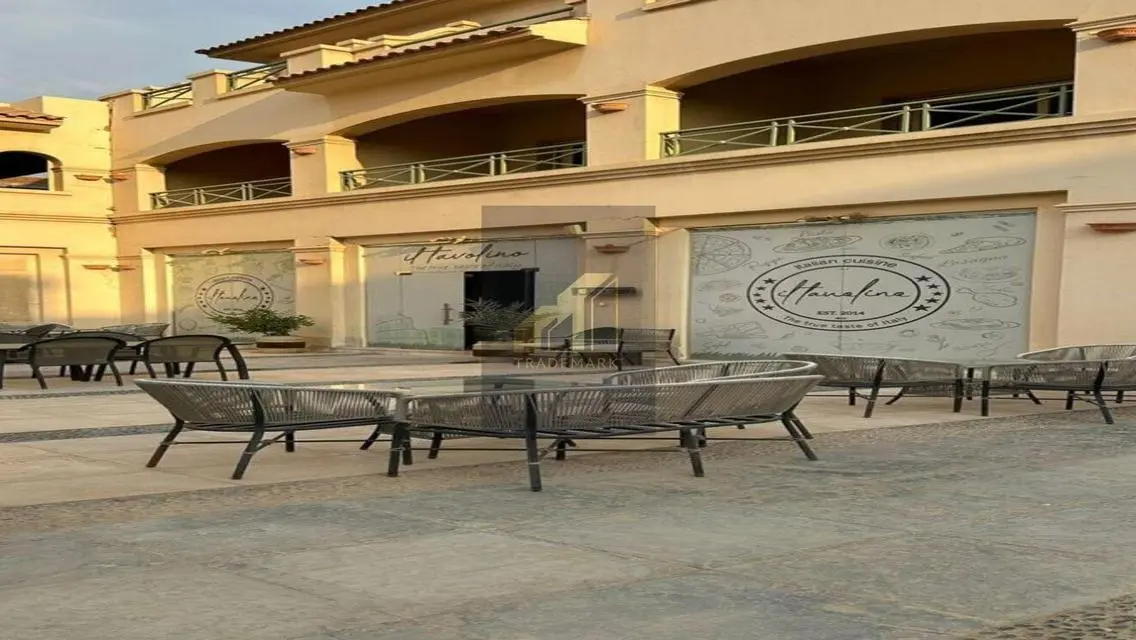 فيلا فاخرة للبيع بالقرب من البحيرات