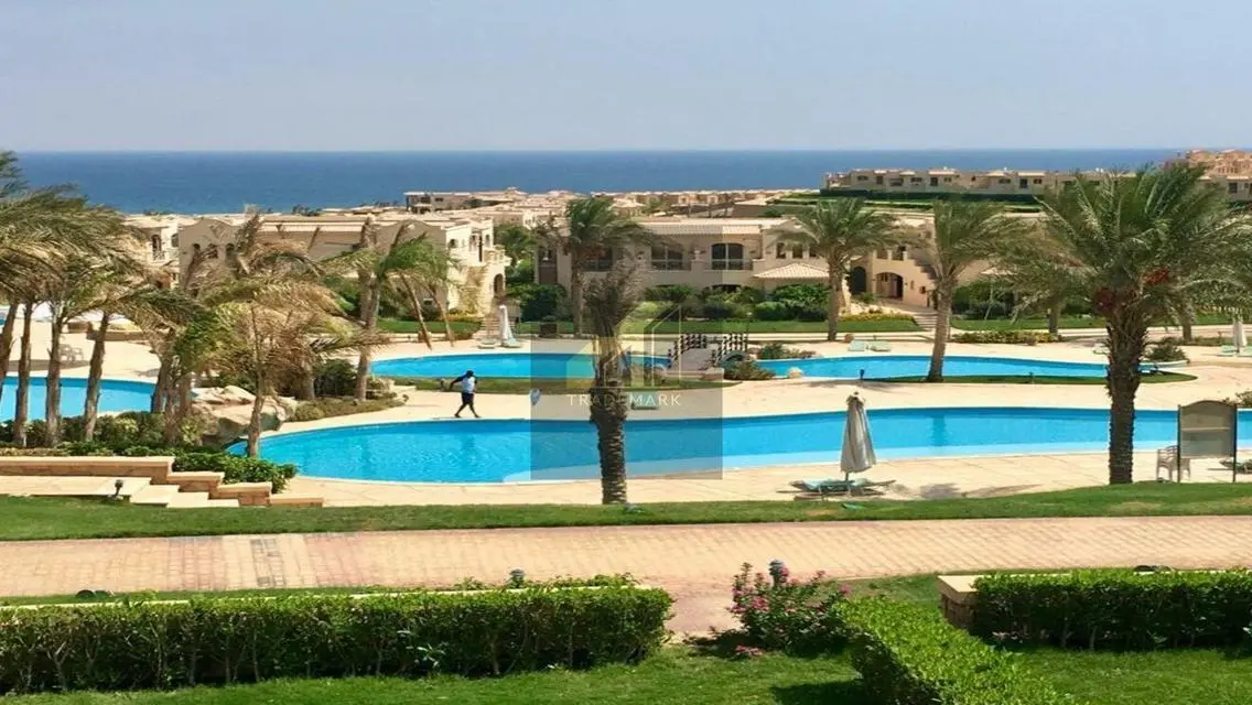 فيلا فاخرة للبيع بالقرب من البحيرات