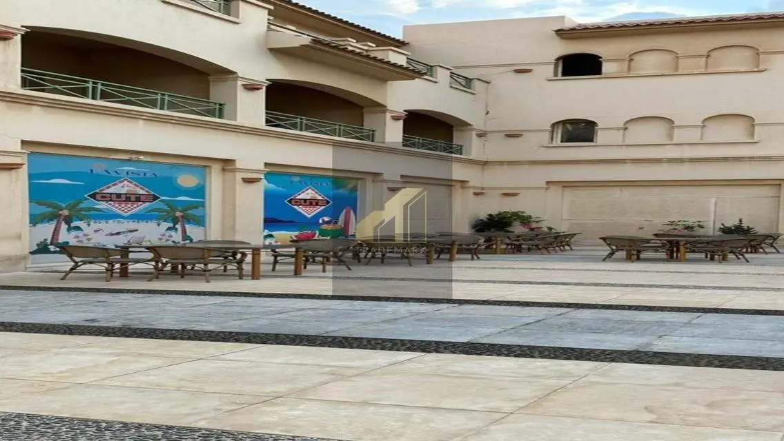 فيلا فاخرة للبيع بالقرب من البحيرات