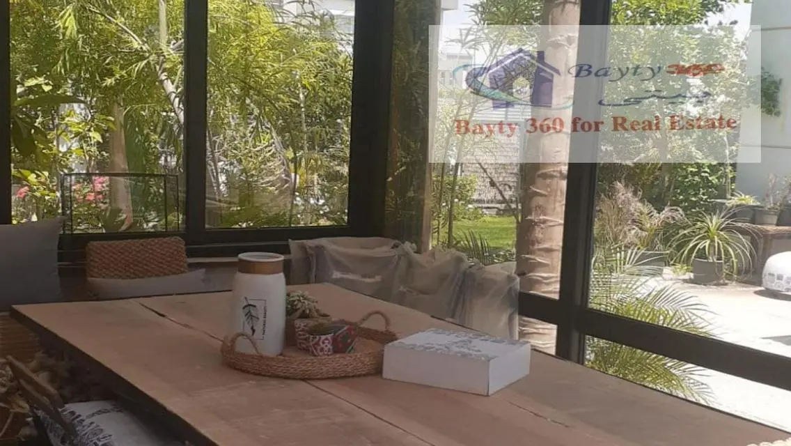 فيلا فاخرة للبيع بإطلالة مميزة على البحيرات