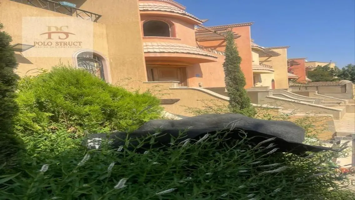 فيلا فاخرة للبيع مع إطلالات رائعة بسعر مغري
