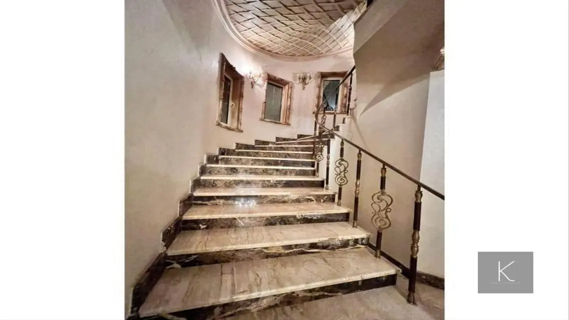 فيلا فاخرة للبيع بمساحة متر - إطلالة ساحرة