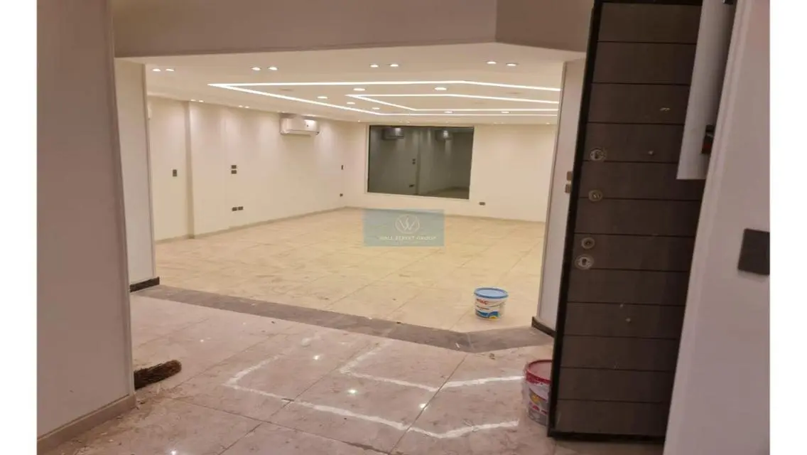 8 Room Apartment with 870 Meters and Balcony