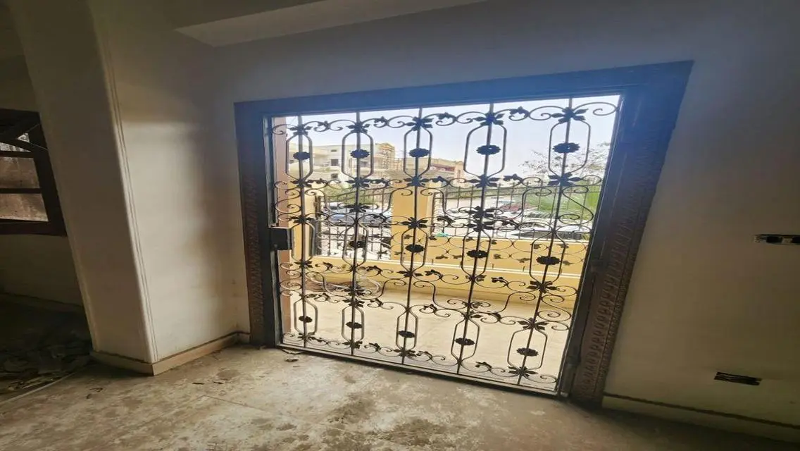 شقة فاخرة بحديقة خاصة في موقع مميز