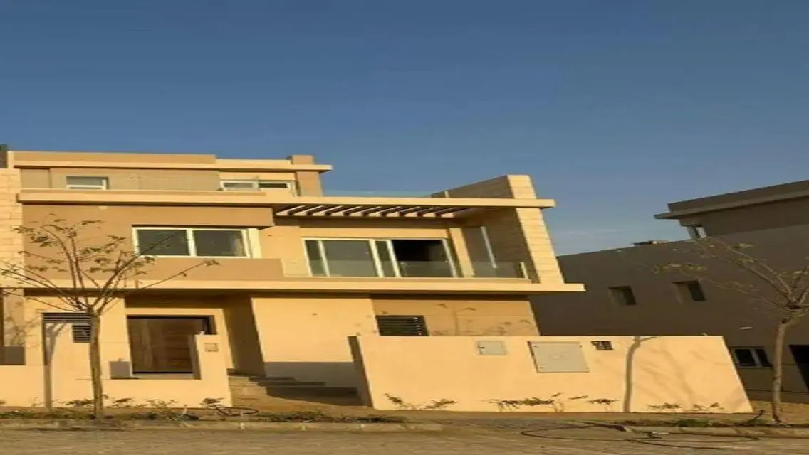 فيلا فاخرة بمسبح خاص وحديقة في منطقة راقية