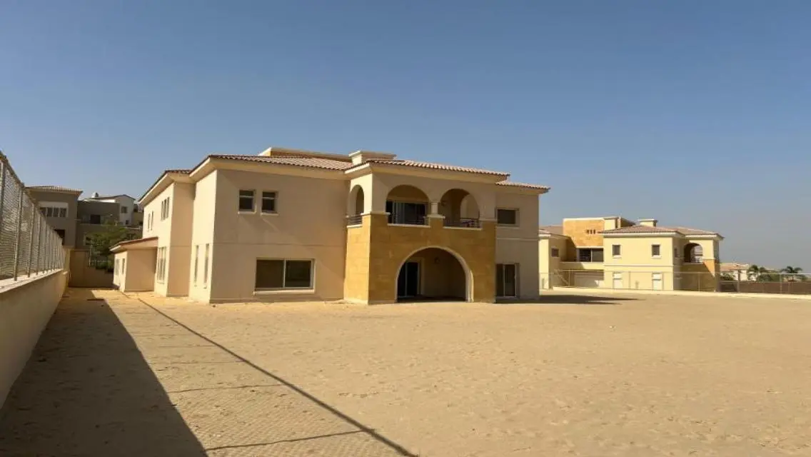 فيلا فاخرة للإيجار - تشطيبات متميزة مع جميع المرافق