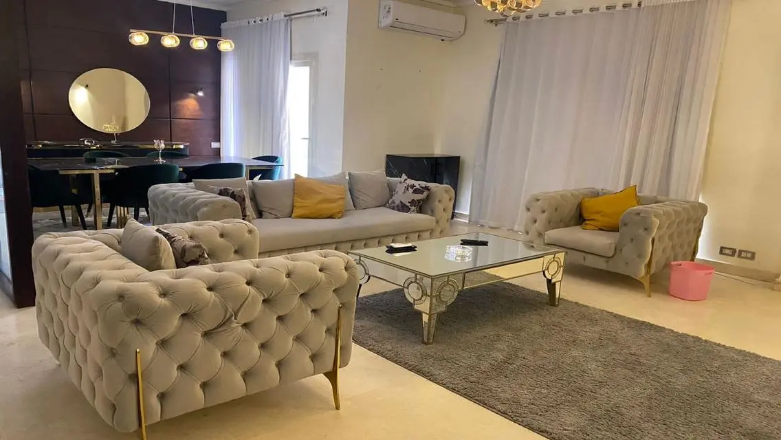 شقة فاخرة بمساحة متميزة مع حديقة ومسبح خاص