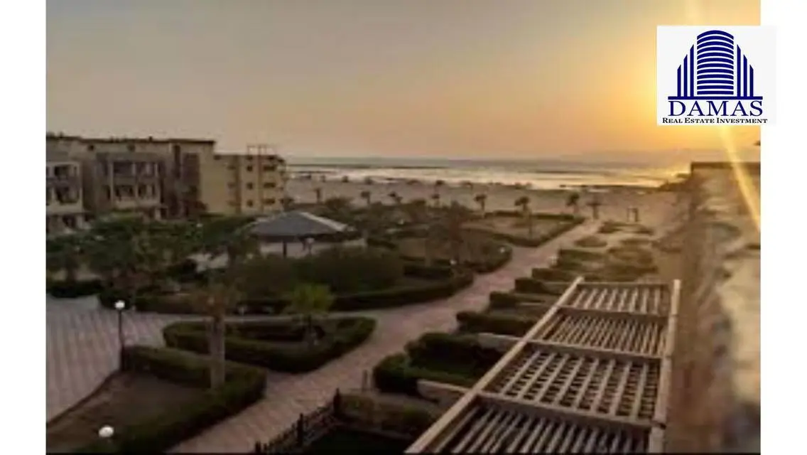 Luxury Apartment Overlooking Lakes in a Prime Location