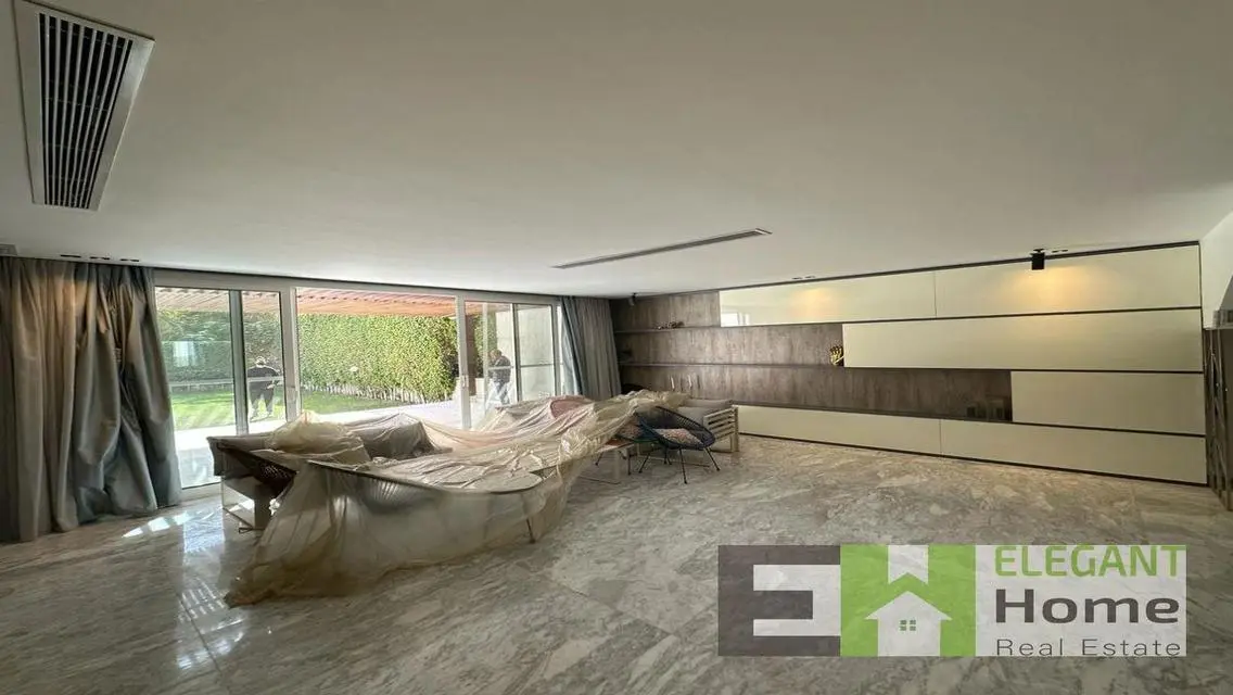 Luxurious Villa with Private Garden and Pool