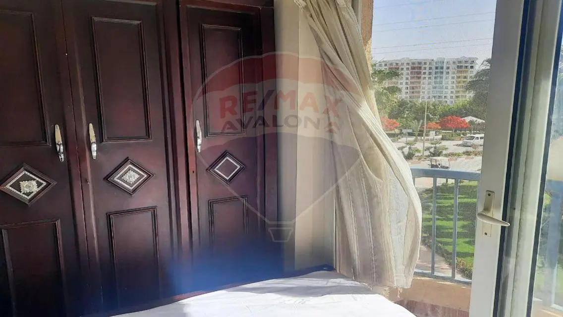 شقة فاخرة بمساحة 100 متر مع شرفة للإيجار