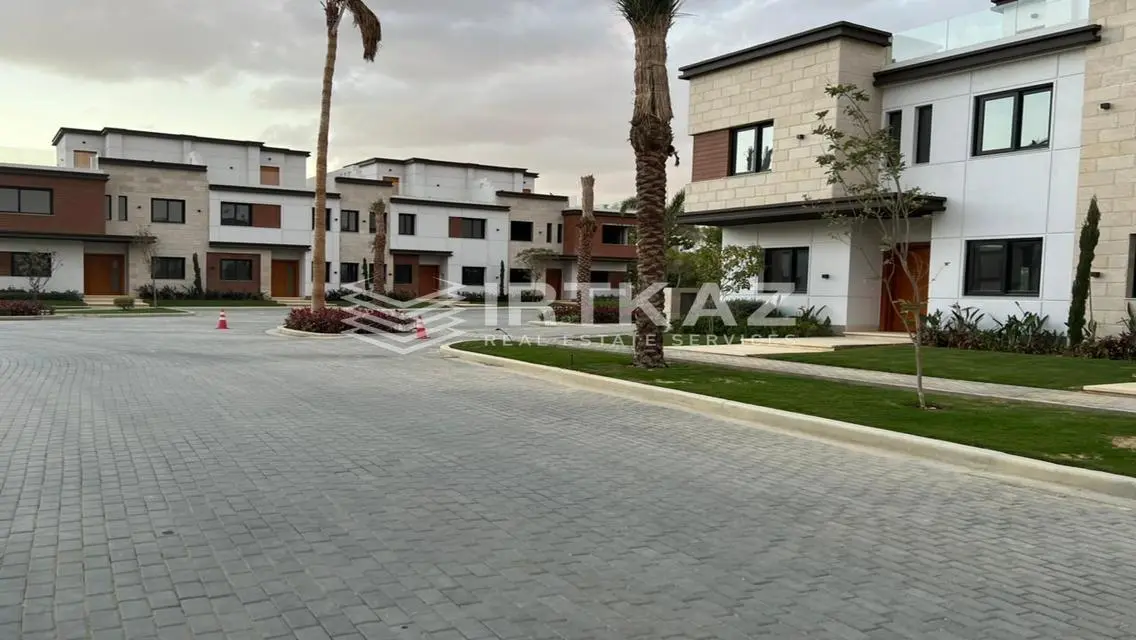 فيلا فاخرة مع حديقة خاصة وإطلالة رائعة