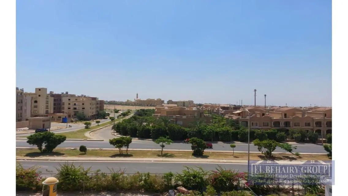 منزل فاخر للبيع مع حديقة خاصة ومسبح