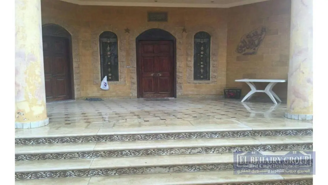 منزل فاخر للبيع مع حديقة خاصة ومسبح