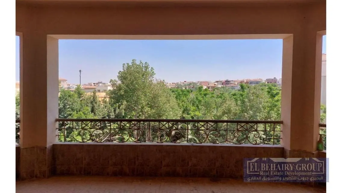 منزل فاخر للبيع مع حديقة خاصة ومسبح