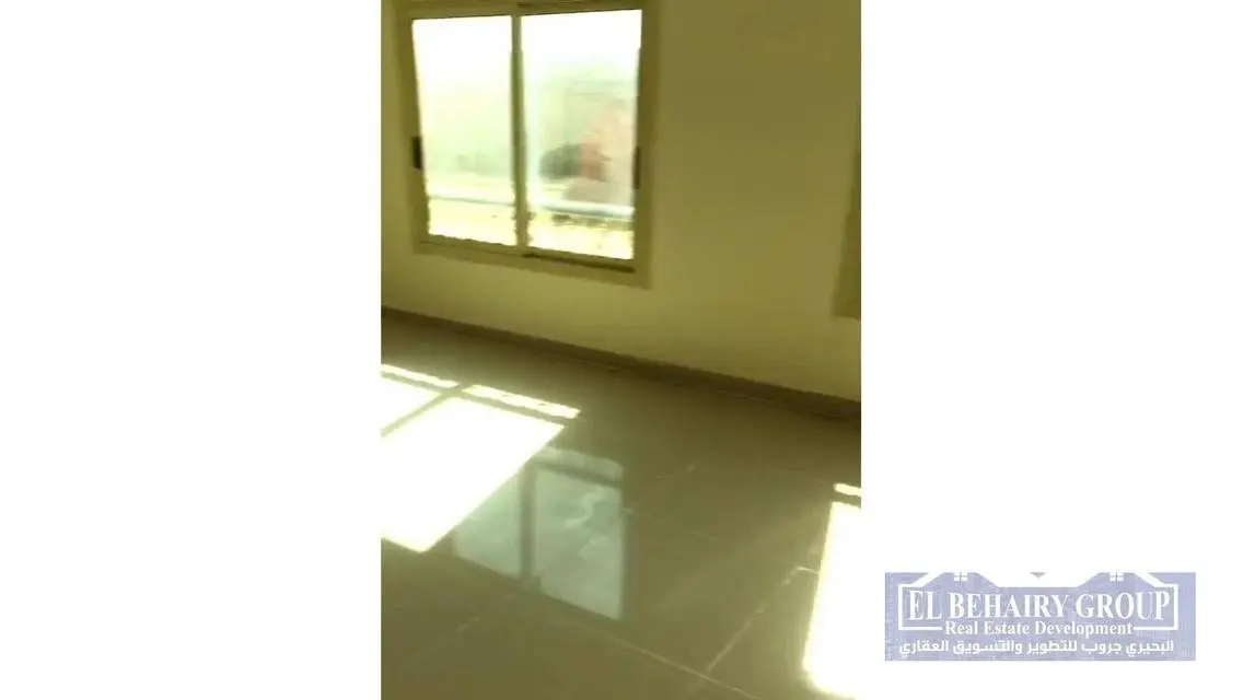 شقة واسعة للبيع في منطقة متميزة