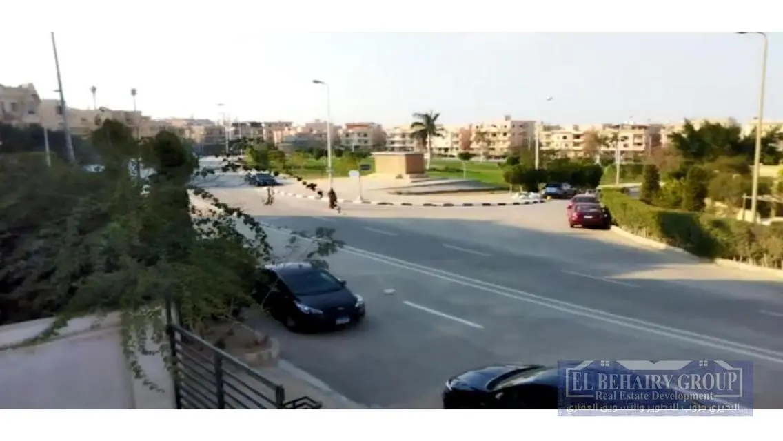 شقة فاخرة بمساحة واسعة للبيع