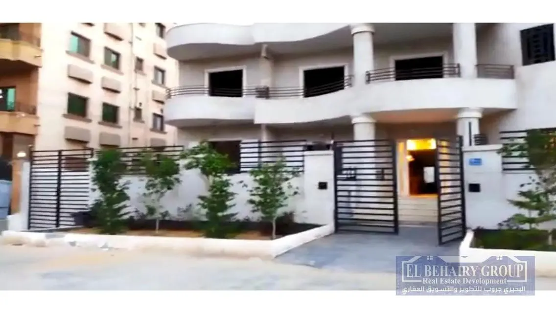 شقة فاخرة بمساحة واسعة للبيع