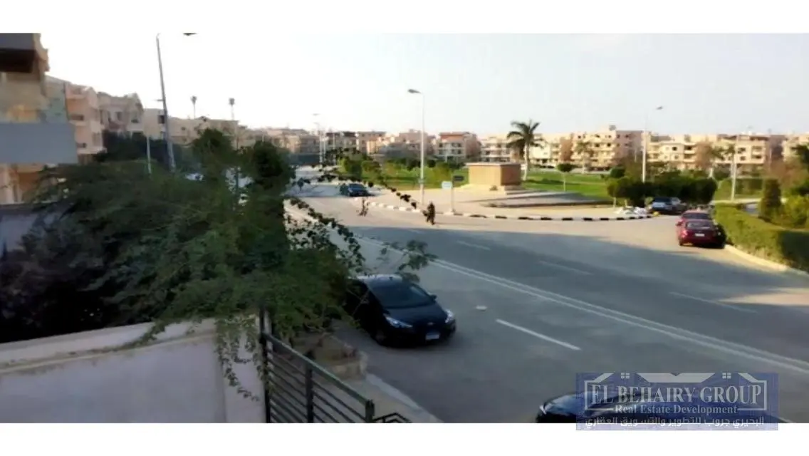 شقة فاخرة بمساحة واسعة للبيع