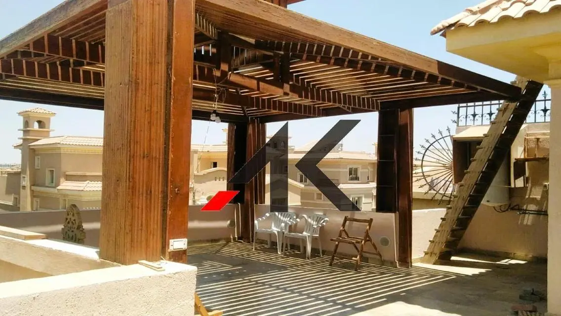 شقة فاخرة 4 غرف نوم مع حديقة خاصة وإطلالة مميزة للبيع