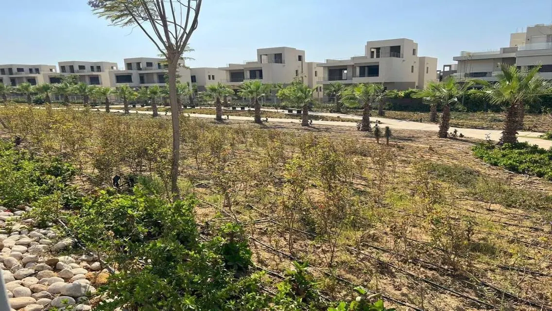 فيلا فاخرة بمساحة 550 متر مع حديقة خاصة