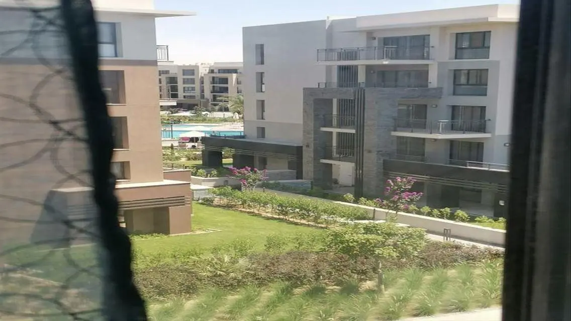 شقة فاخرة مطلة على البحيرات للبيع بسعر مميز