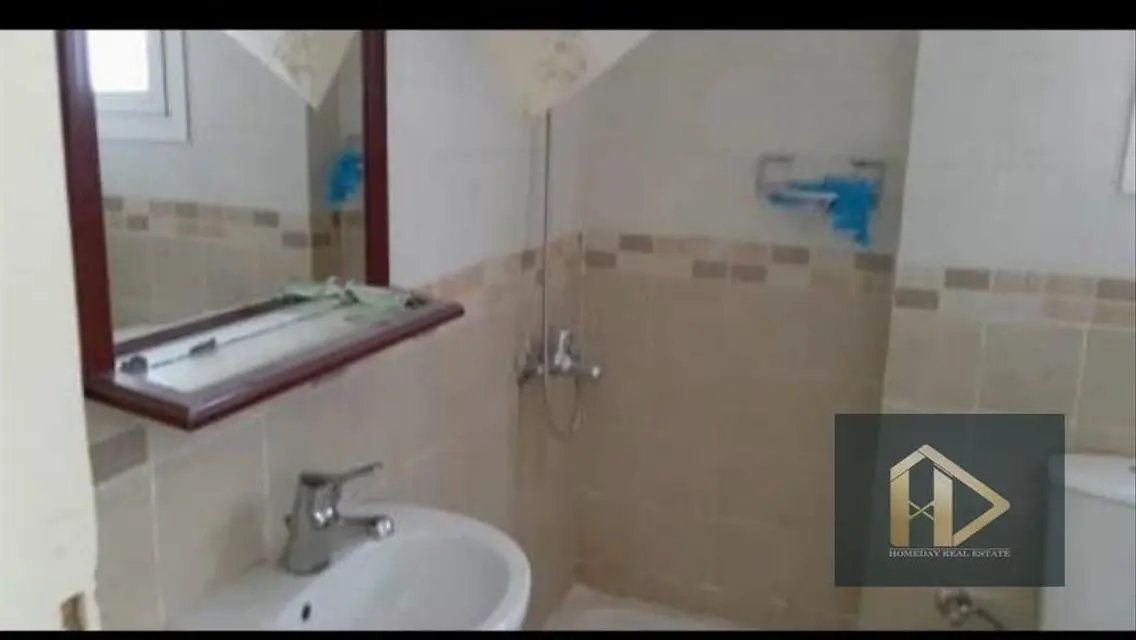 شقة فاخرة مطلة على البحيرة متاحة للبيع