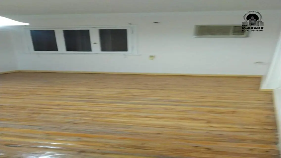 شقة فاخرة للإيجار بمساحة واسعة ومرافق متميزة