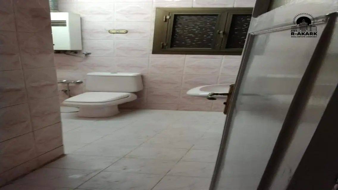 شقة فاخرة للإيجار بمساحة واسعة ومرافق متميزة