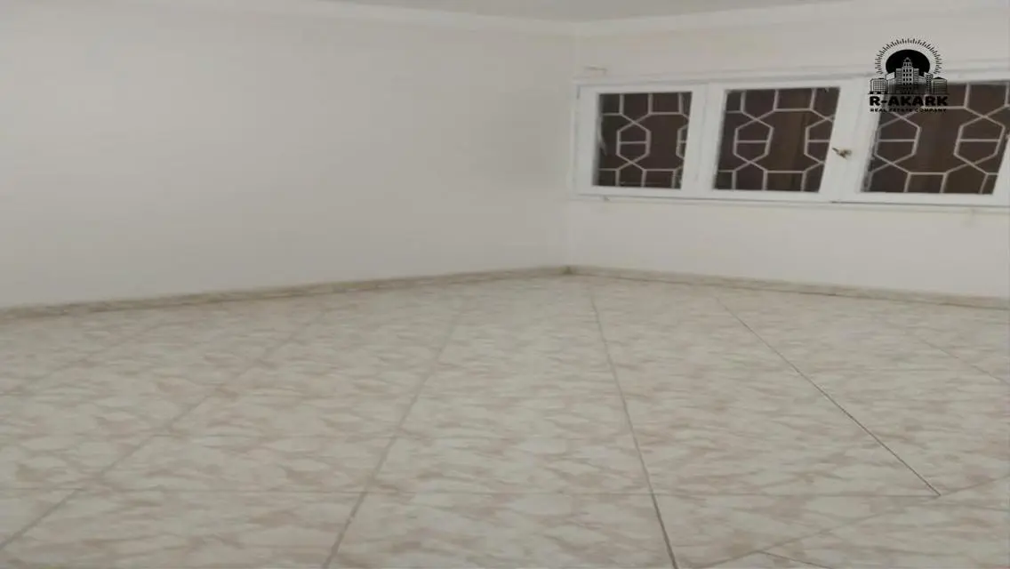 شقة فاخرة للإيجار بمساحة واسعة ومرافق متميزة