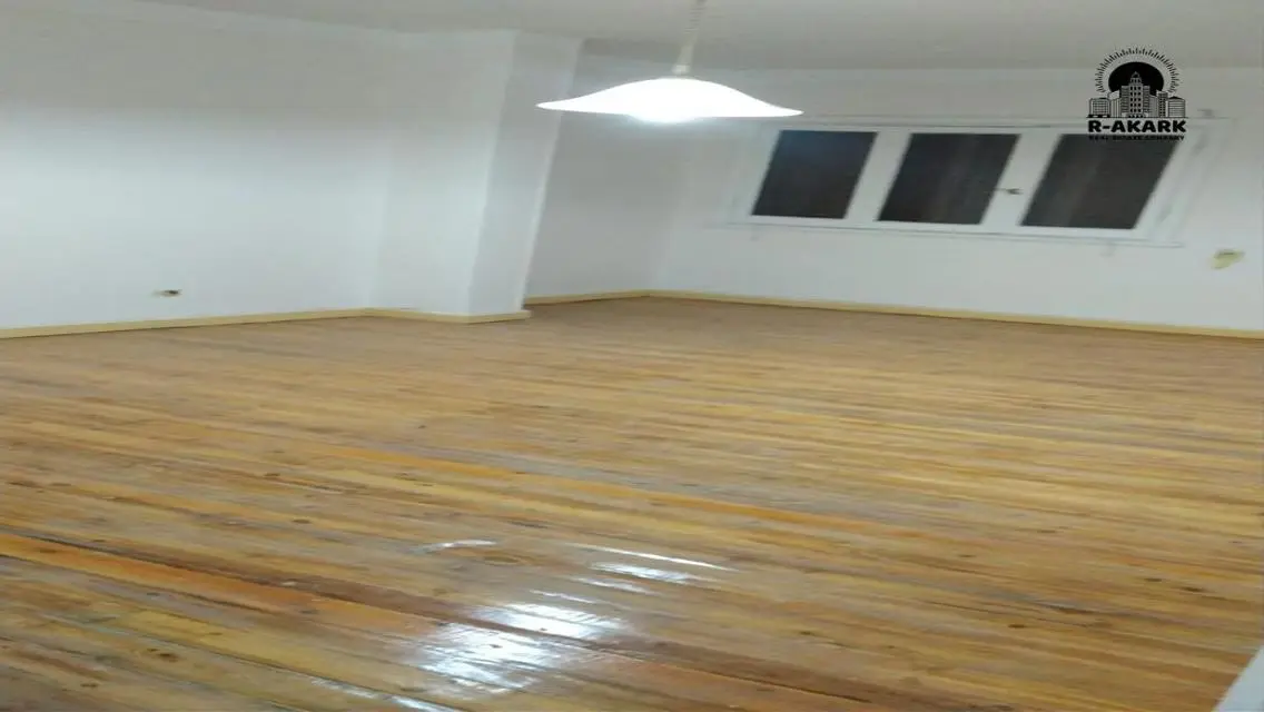 شقة فاخرة للإيجار بمساحة واسعة ومرافق متميزة