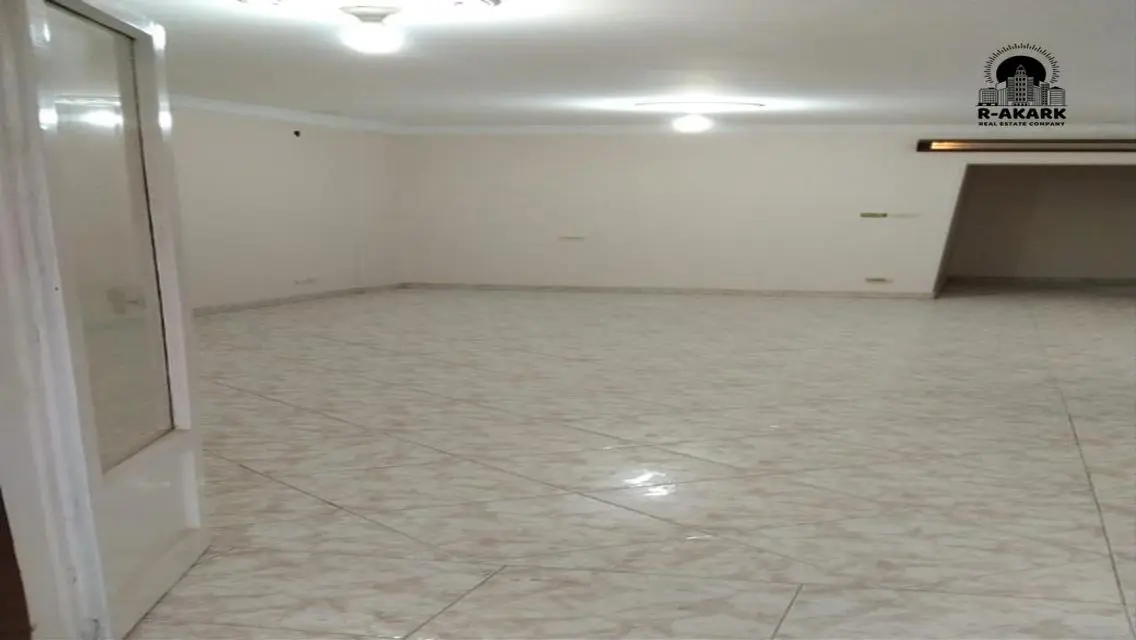 شقة فاخرة للإيجار بمساحة واسعة ومرافق متميزة