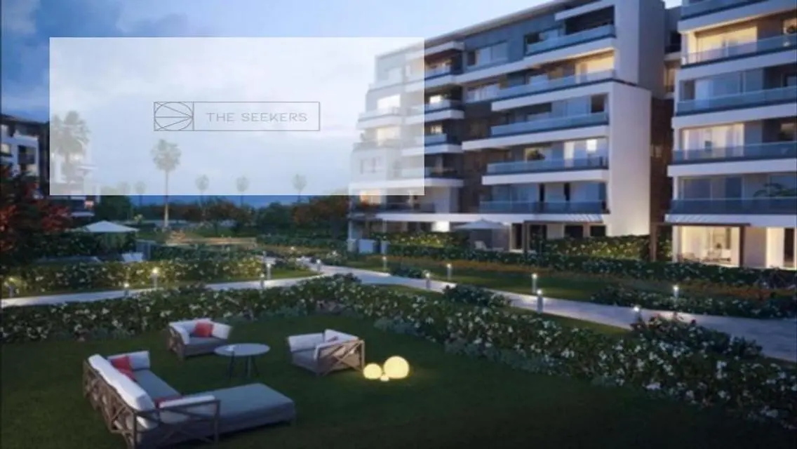 Luxury Apartment Overlooking Lakes