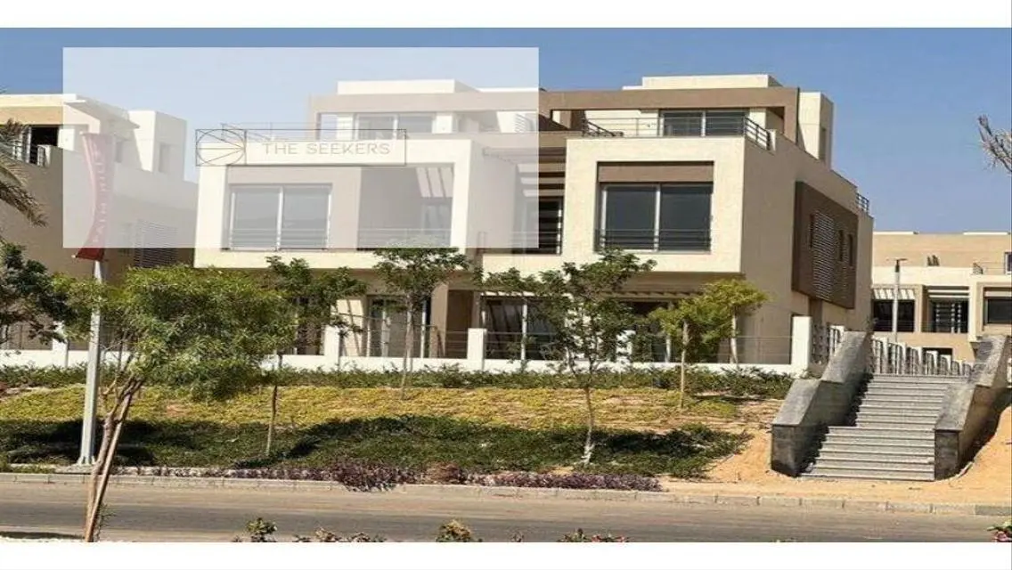 فيلا مميزة للبيع بمساحة واسعة وإطلالات رائعة