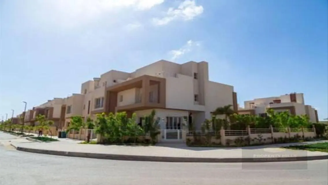 Luxurious House with Private Garden and Pool