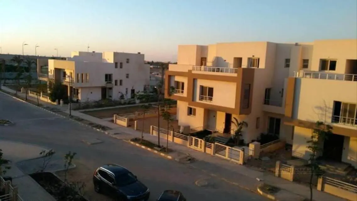 فيلا فاخرة للبيع مع حديقة خاصة ومسبح