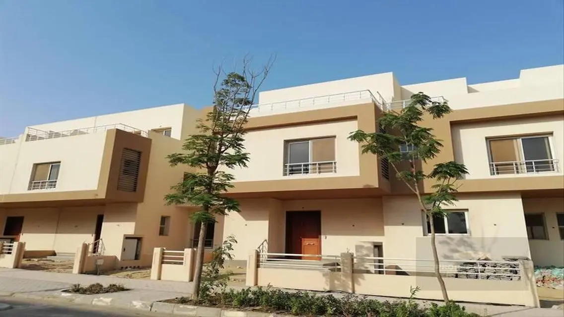 فيلا فاخرة للبيع مع حديقة خاصة ومسبح